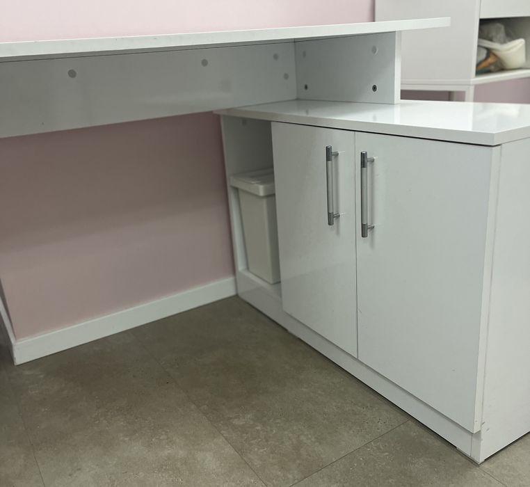 Бюро за маникюр/ офис / стаята