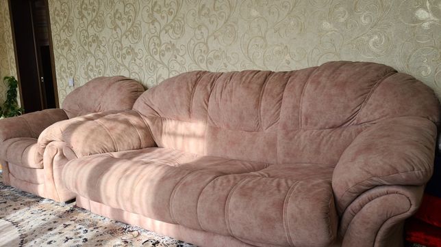 Продаю раскладывающийся диван с 2 креслами