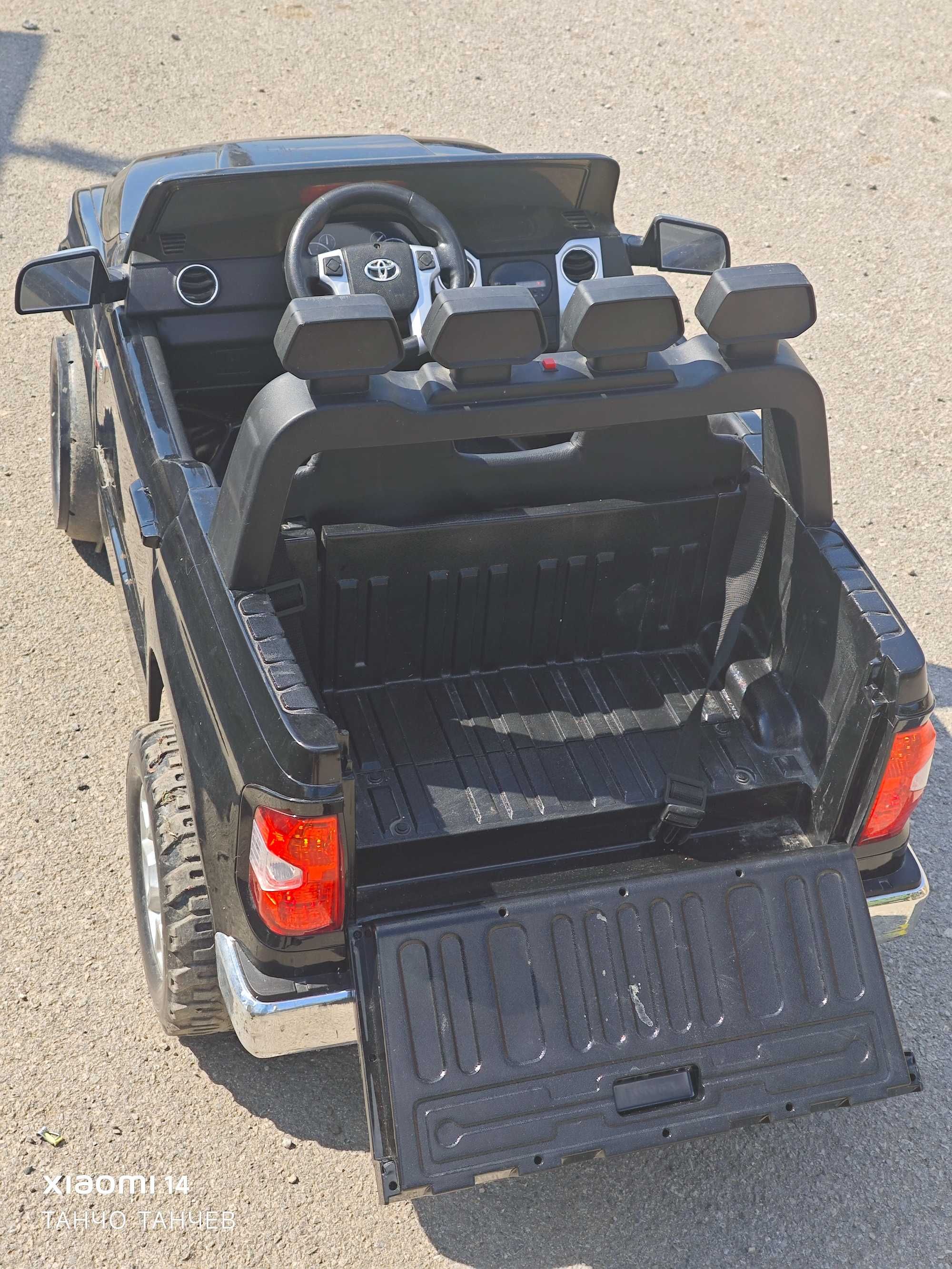 Голям двуместен акумулаторен джип TOYOTA Tundra 12V - 2x9Ah с дистанц.