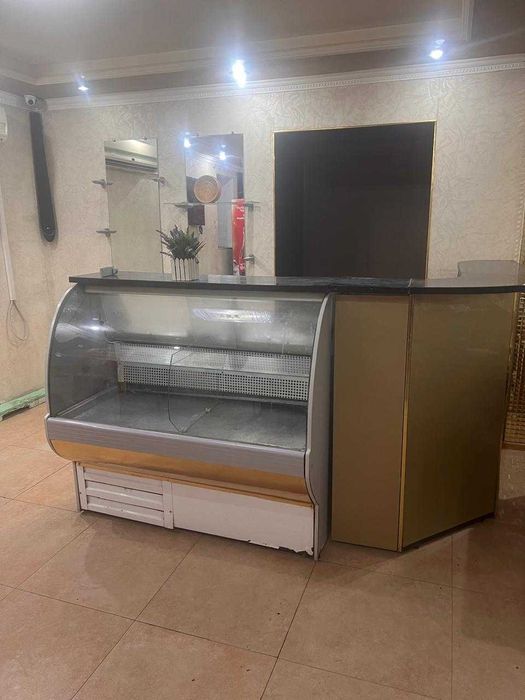 продам холодильную витрину б/у