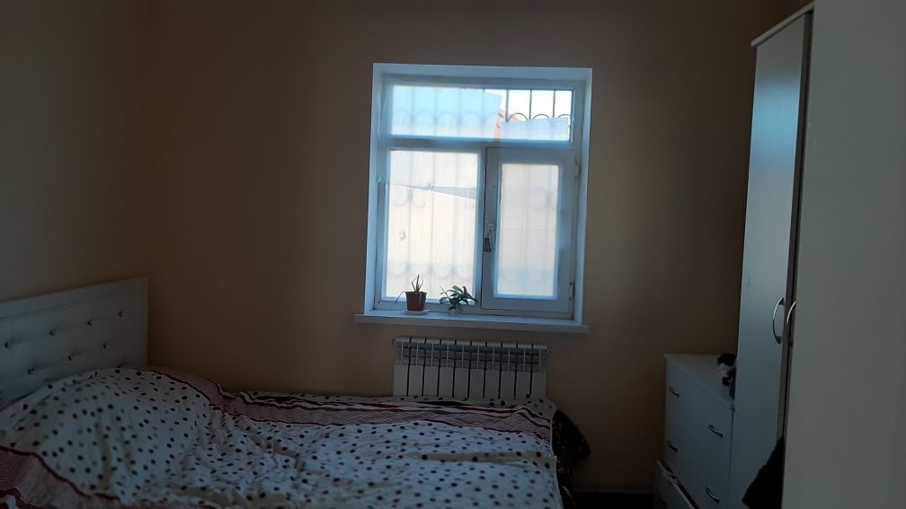 Қоршалған,  5 бөлмелі үй, есік алды стяжка, сарай бар,