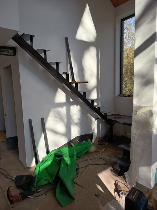 Vindem scări interior de lemn