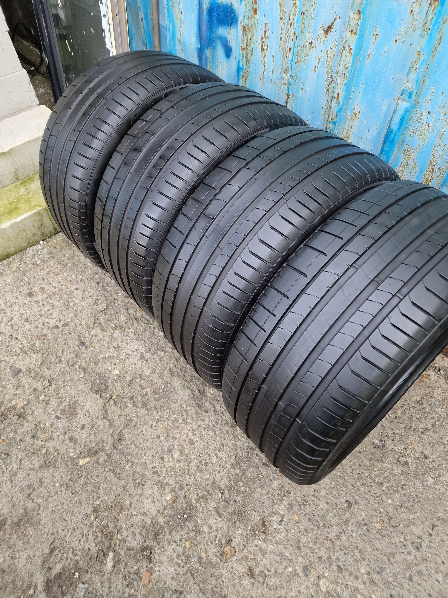 Anvelope VARĂ 255.35.20 PIRELLI Set Complet