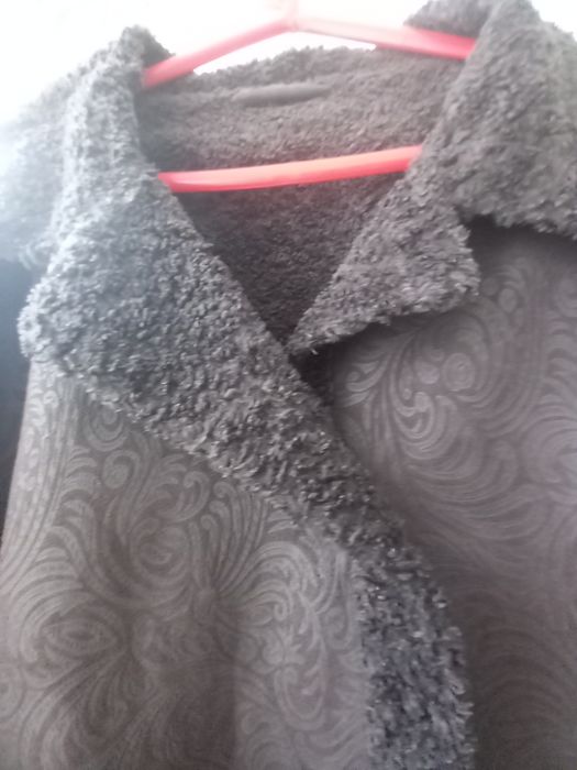 Vând haină maro închis cu imprimeu