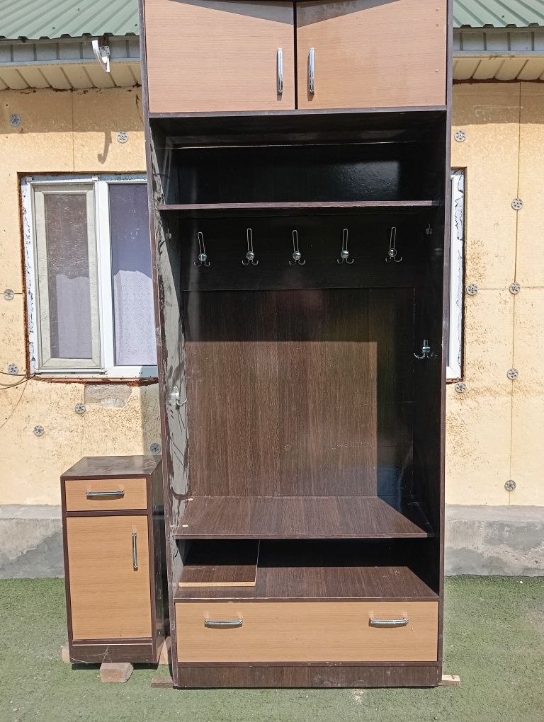 Продам прихожую с тумбочкой