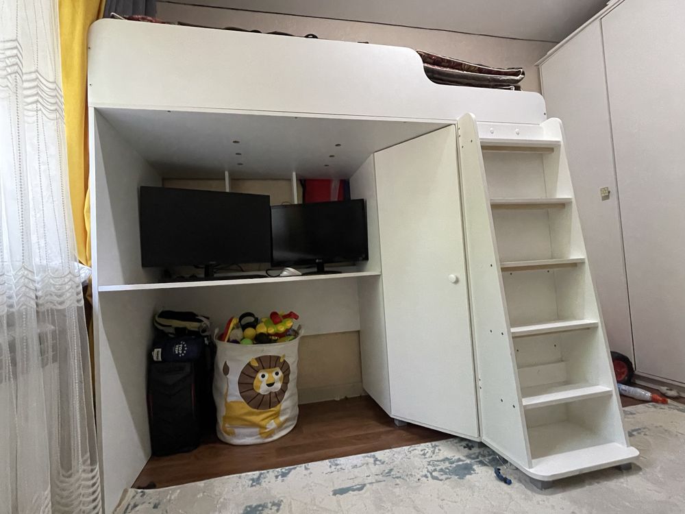 Кррвать, шкаф и стол 3в1