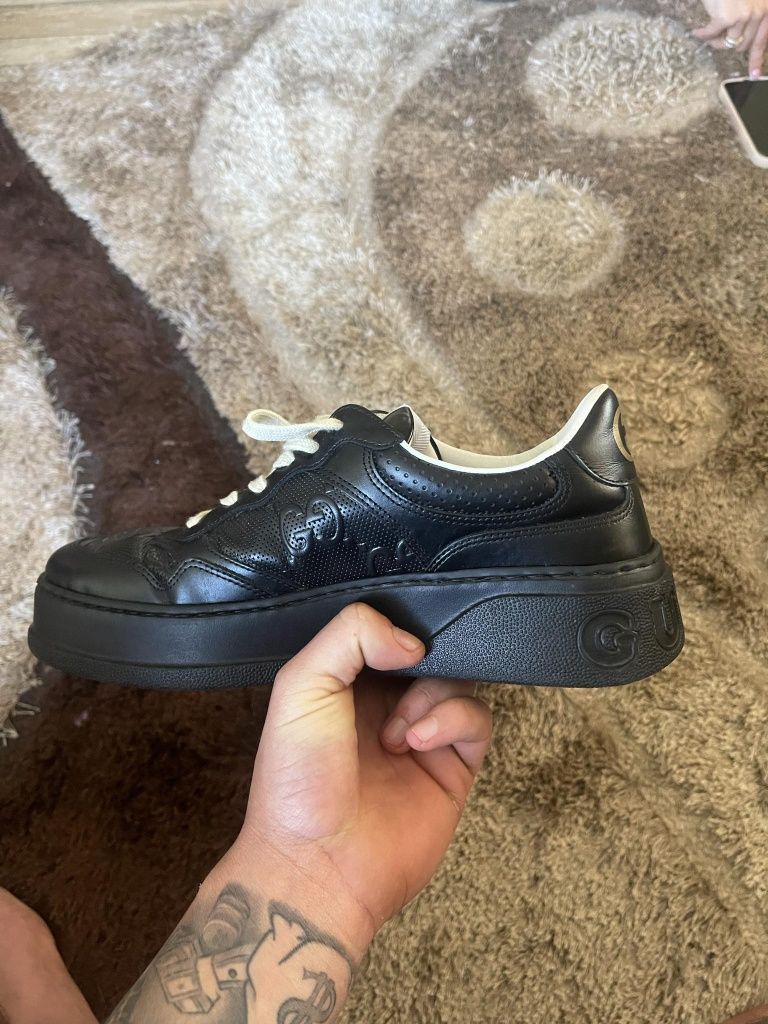 Vând adidasi Gucci Embossed Sneaker