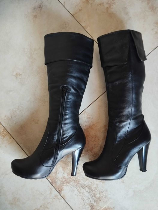 Елегантни ботуши от естествена кожа.