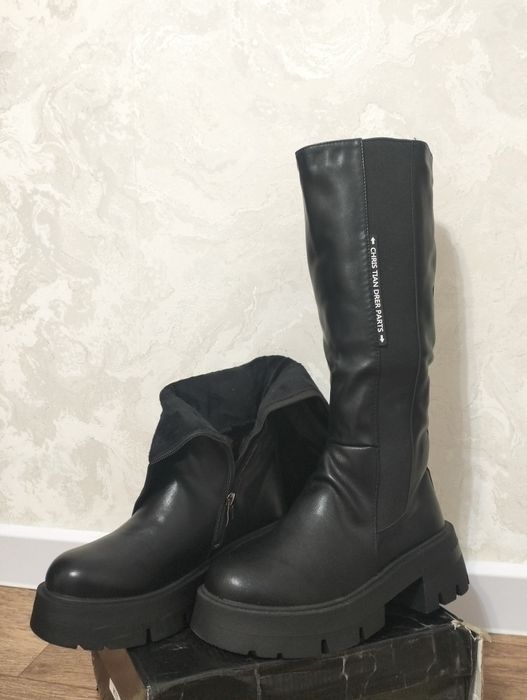 Новый женский етік сатылады. 37 размер бағасы 10000 тг