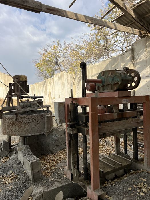 Shlakablok aparadlari sotiladi