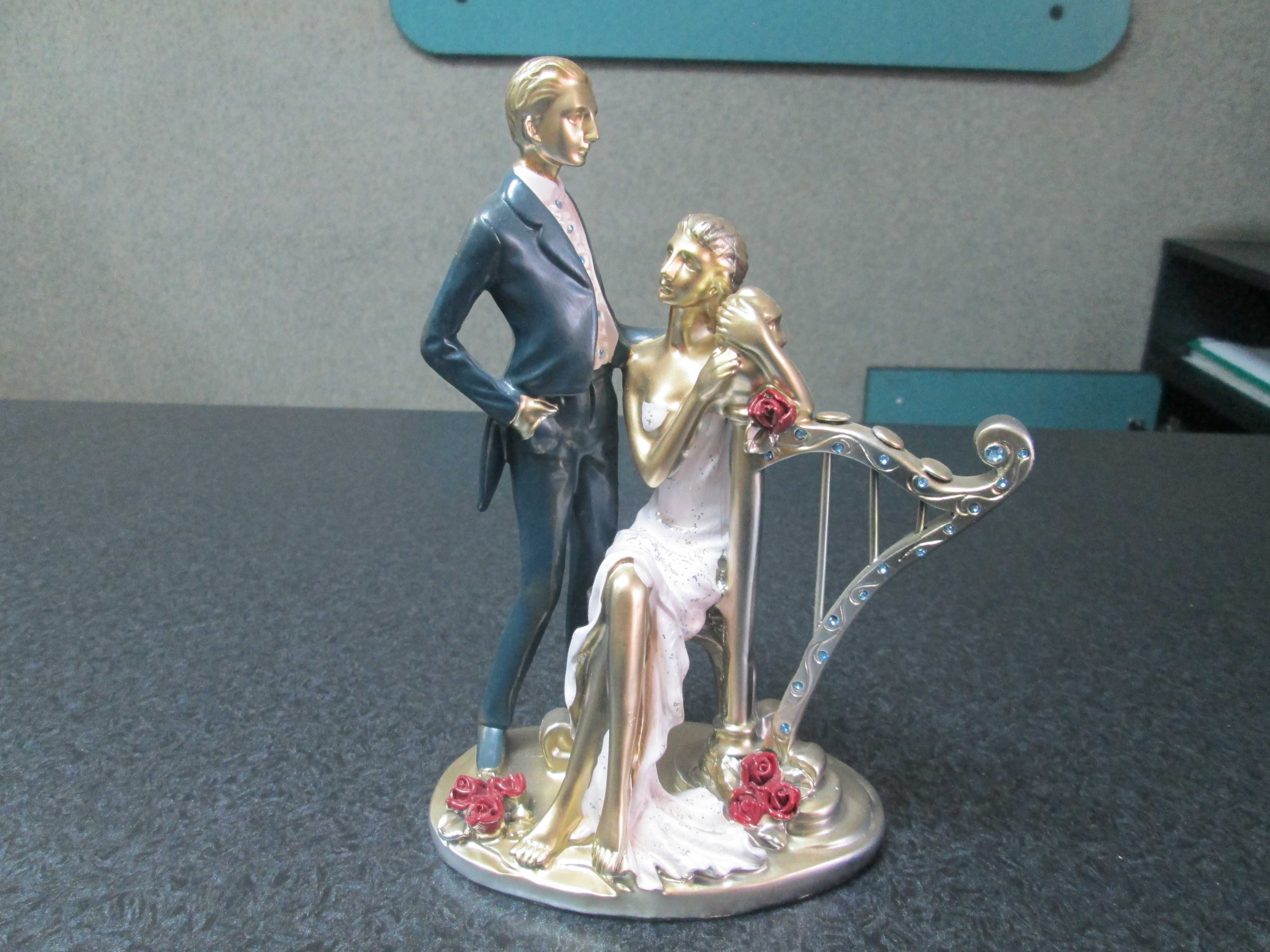 Продавам чисто нова декоративна статуетка на младоженци-много красива