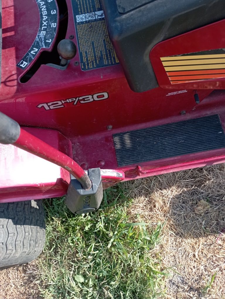 Tractor de tuns iarba