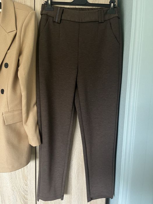 Бежово издължено сако, кафяв клин/панталон