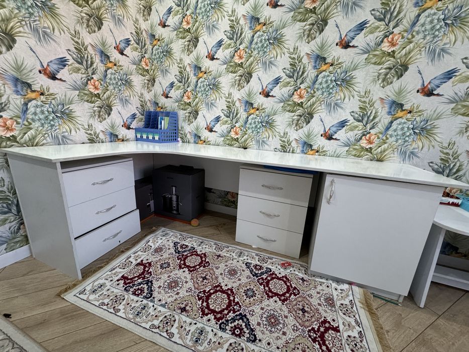 Парта 2 тумбы продам как новая