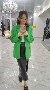 Пиджак зелёного цвета необычный фасон