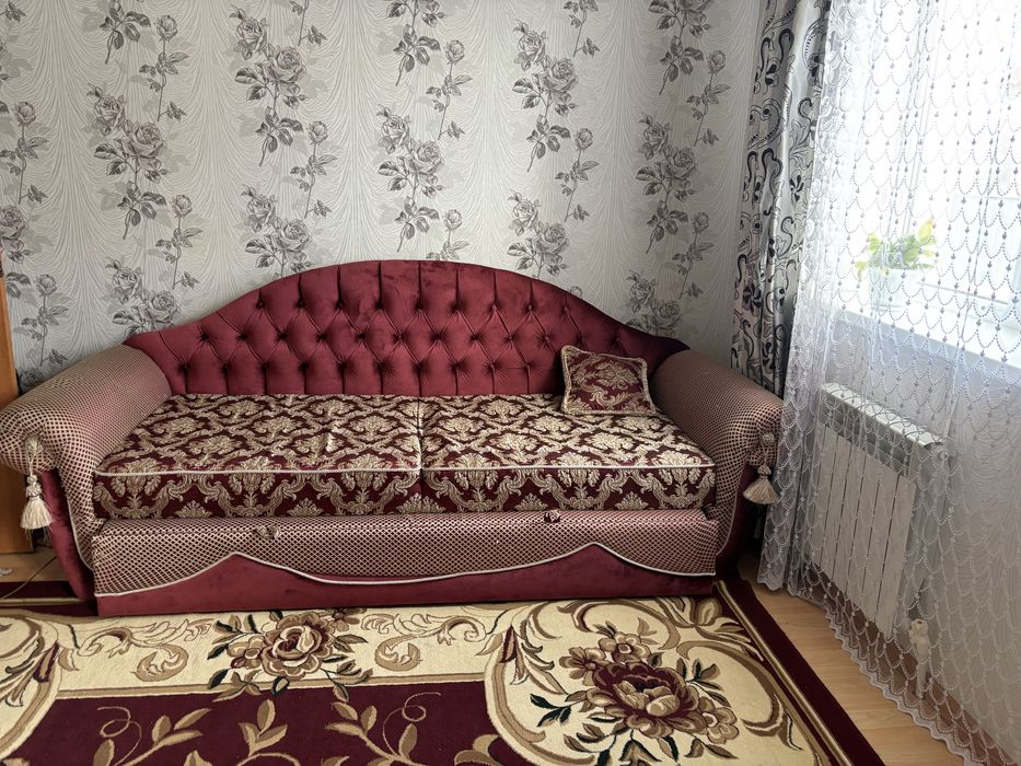 Продается красный диван