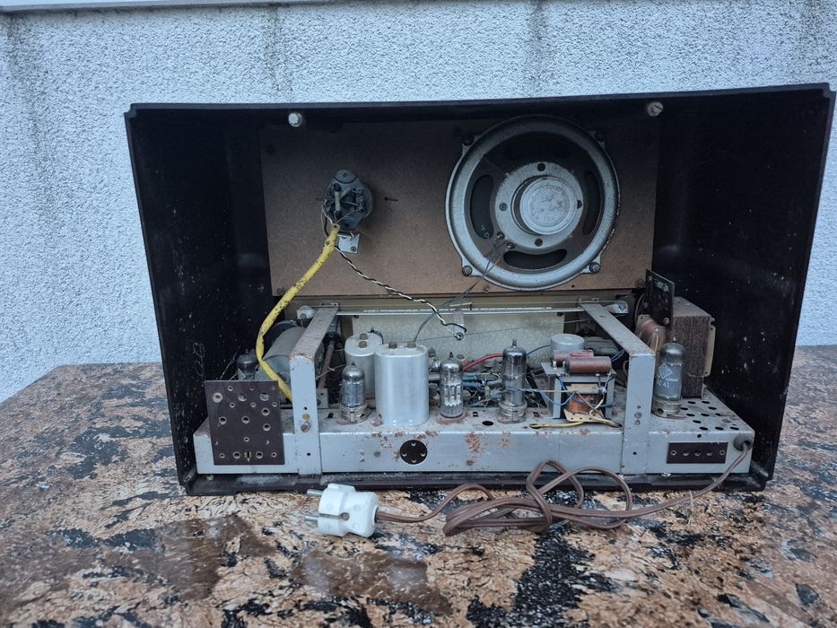 Radio  cu lampi carcasa ebonita ,model Rekord