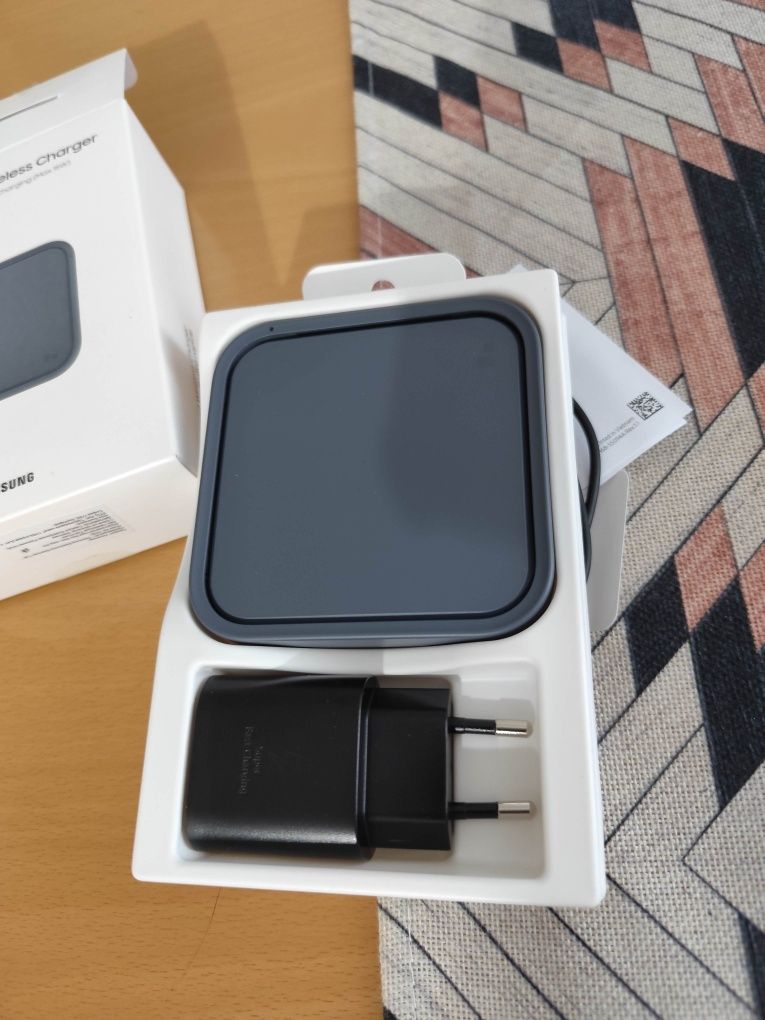 Безжично зарядно Samsung Super Fast Wireless Charger 15W