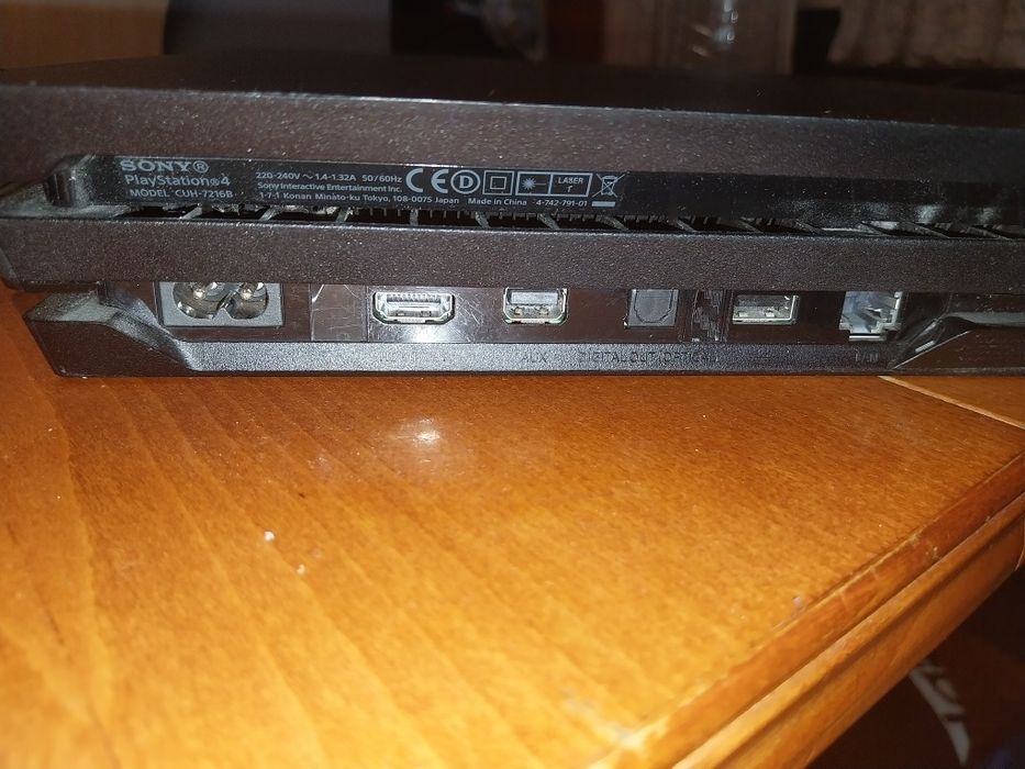 Продавам PlayStation 4 pro 1 TB