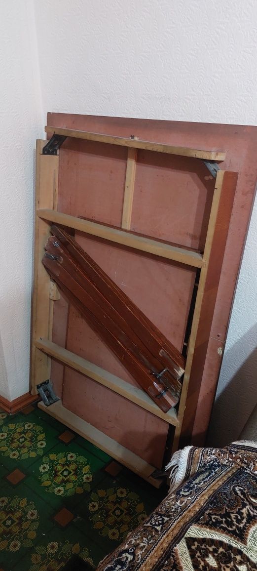 Стол раздвижной,  деревянный