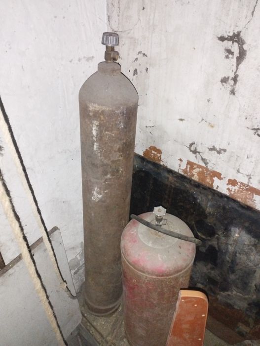 Кислородный и газовый баллон работше состояние отличное  в месте