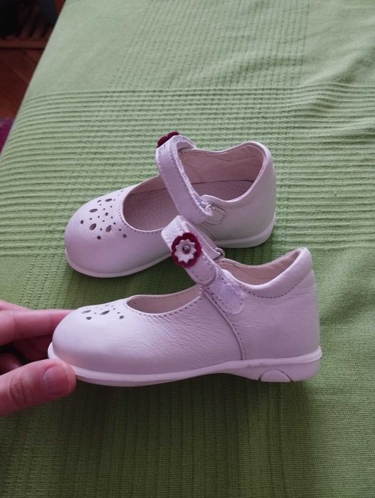 Vând balerini pantofi fetițe albi număr 22 din piele Tino