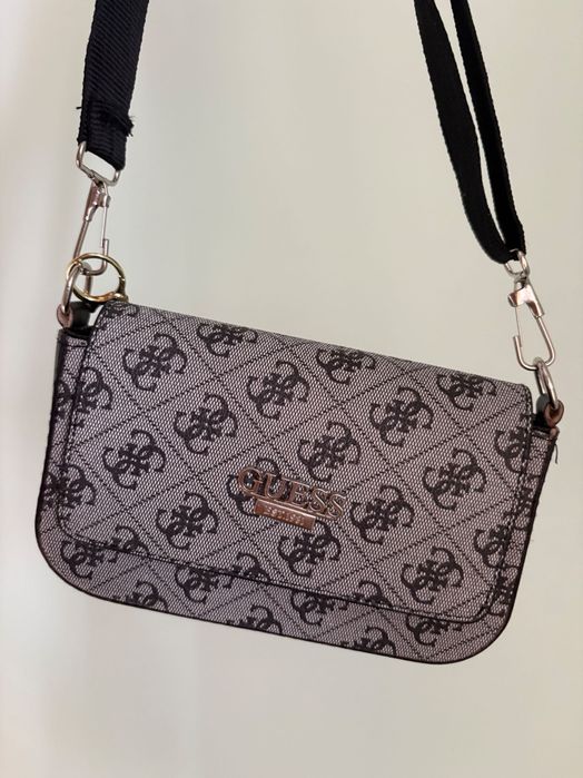 Малка чанта Guess за рамо