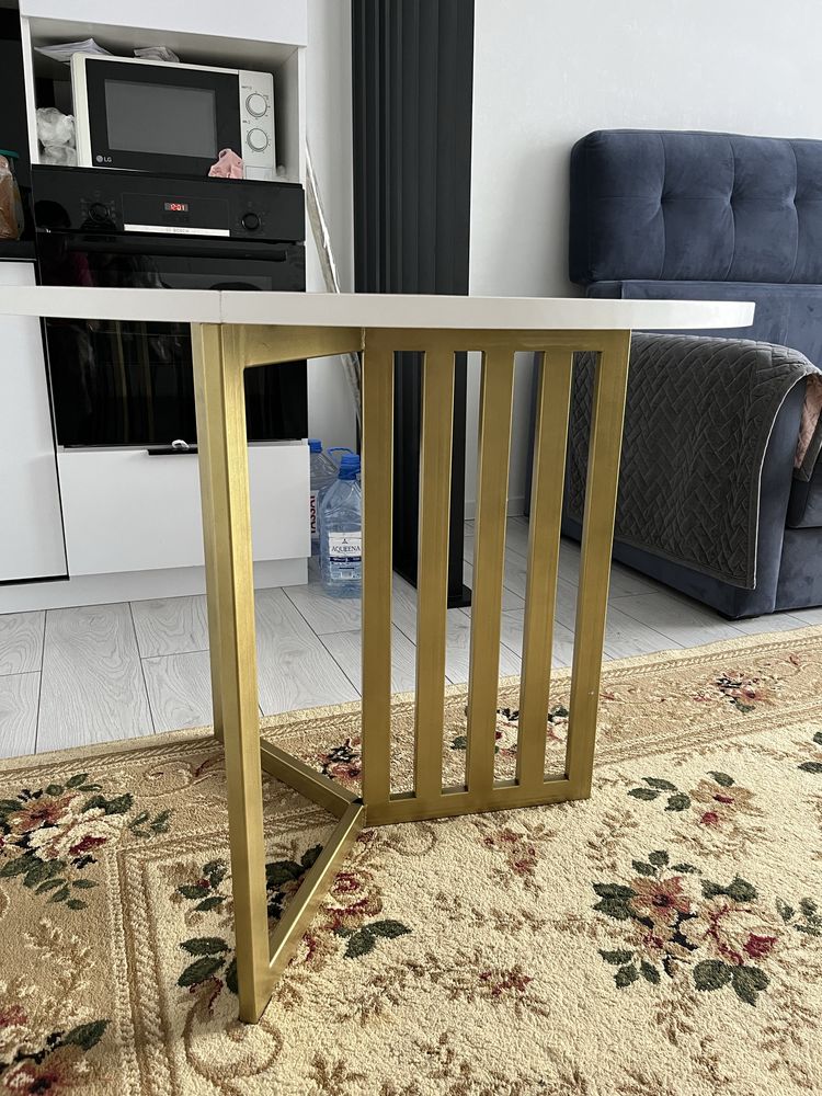 Продается.       Стол диаметр.     90*90