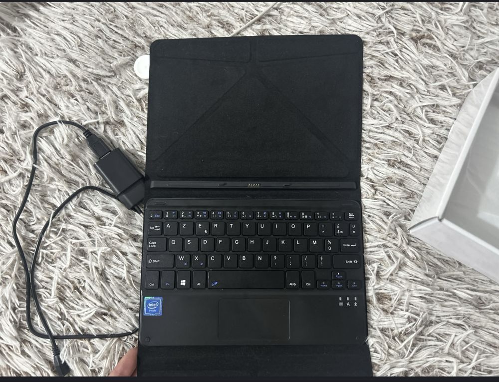 Таблет KLIPAD 2-in-1 с клавиатура и калъф