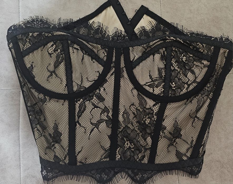 Дамско бюстие с дантела