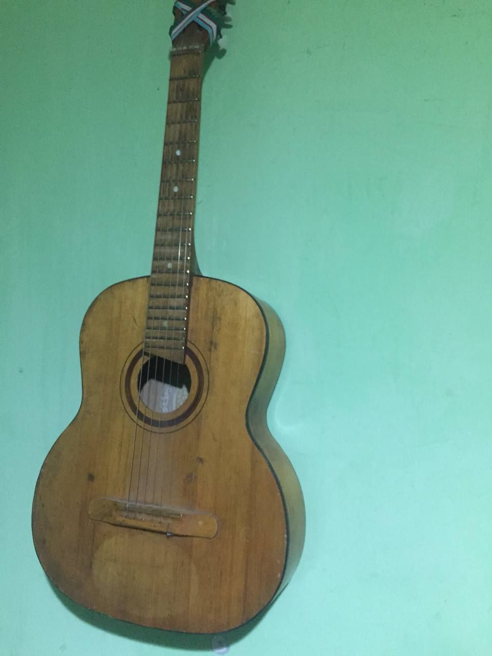 Gitara sotiladi xolati zor