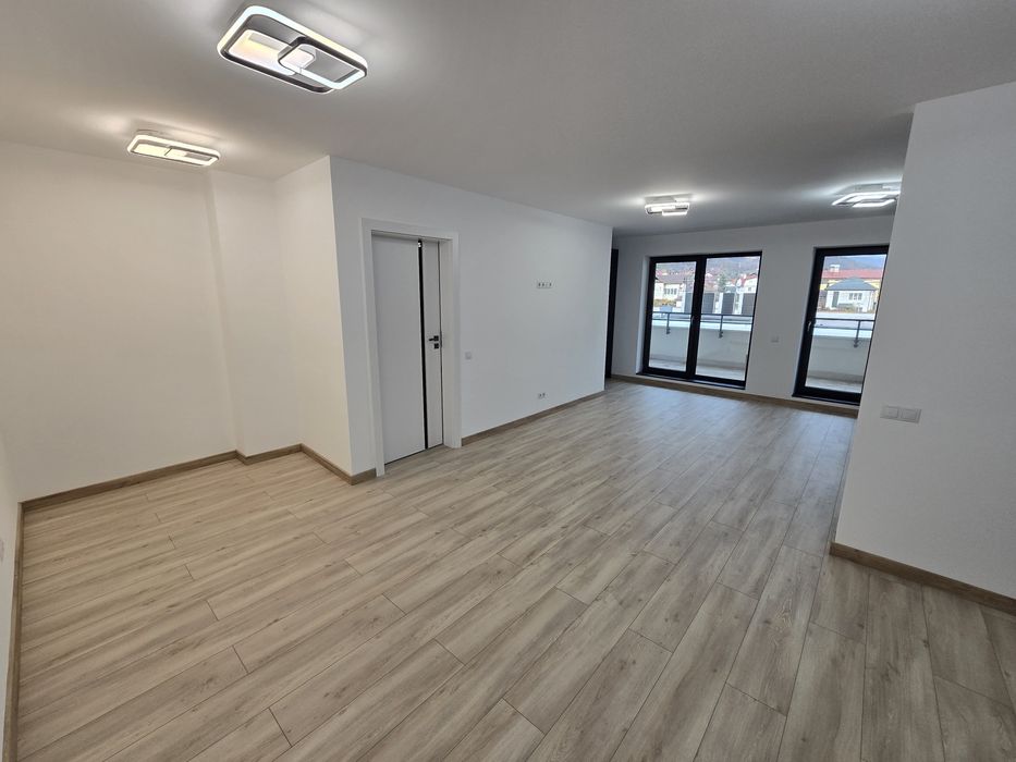 De închiriat – Apartament modern cu 3 camere | Terasă 10 mp | Garaj su