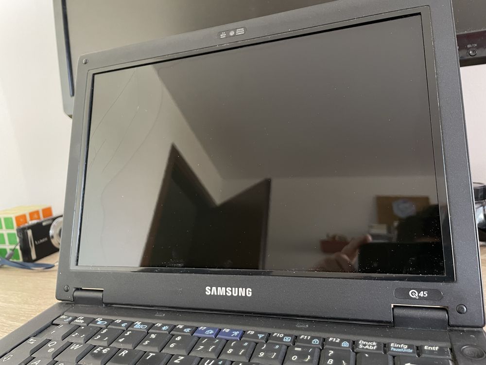 Laptop vechi Samsung NP-Q45 (defect)