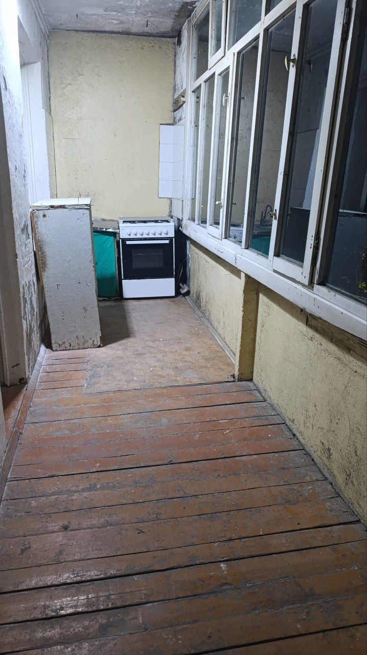 Yunusobod 11 kv mega planet  2/4/4 uy srochna sotiladi bez remont 54 k