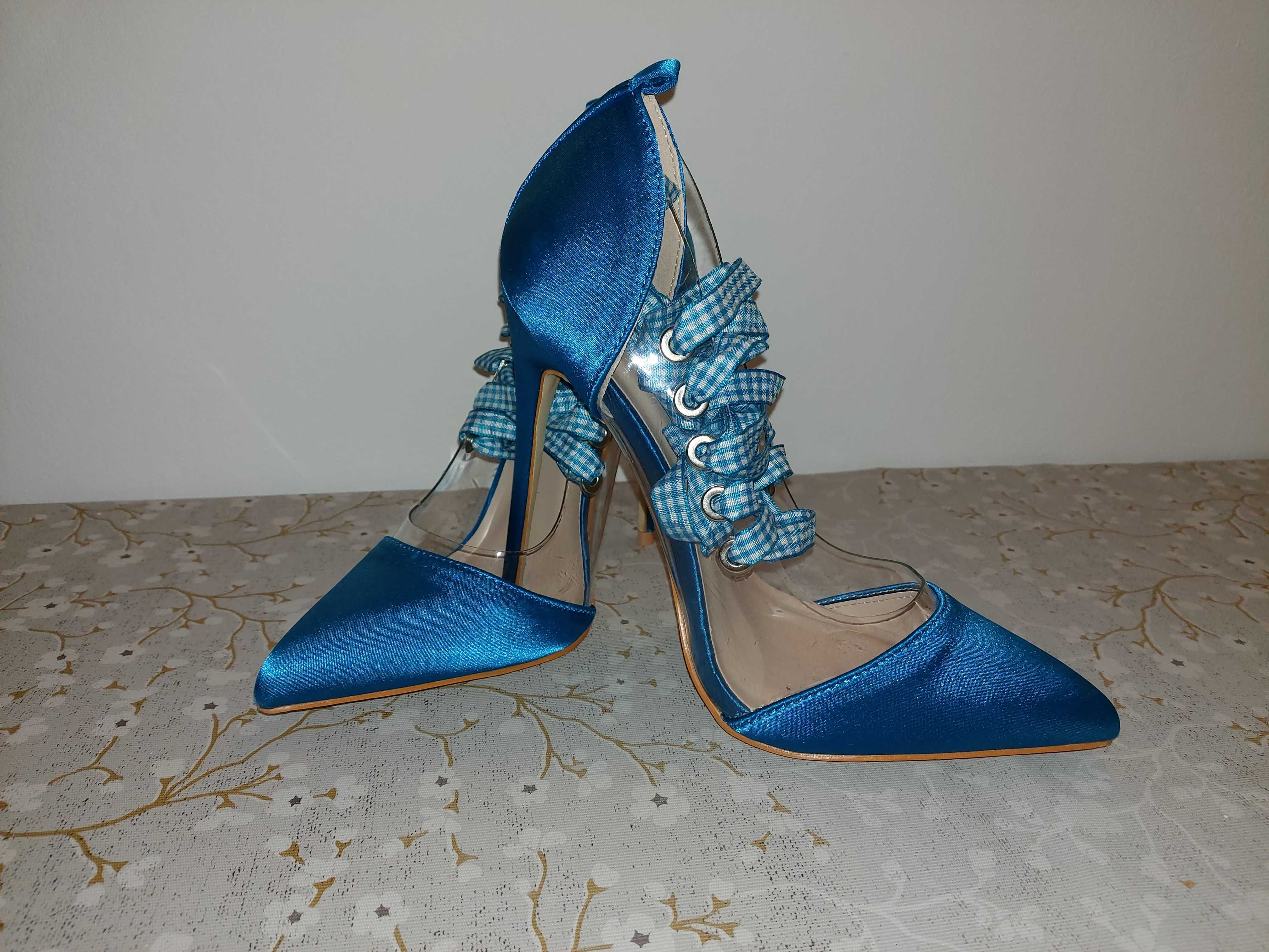 Pantofi albaştri satinați
