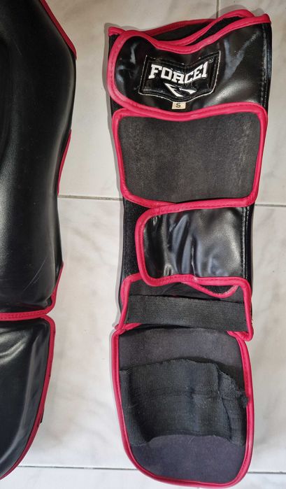 Протектори за крака FORCE 1 и боксови ръкавици Adidas
