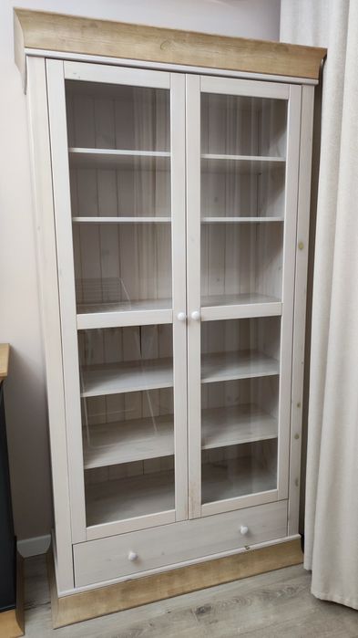 Шкаф-витрина из массива сосны