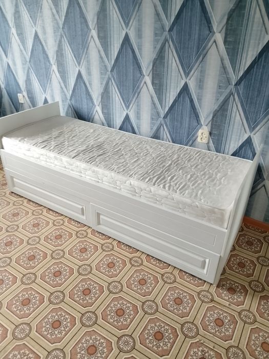 Кровать с матрасом