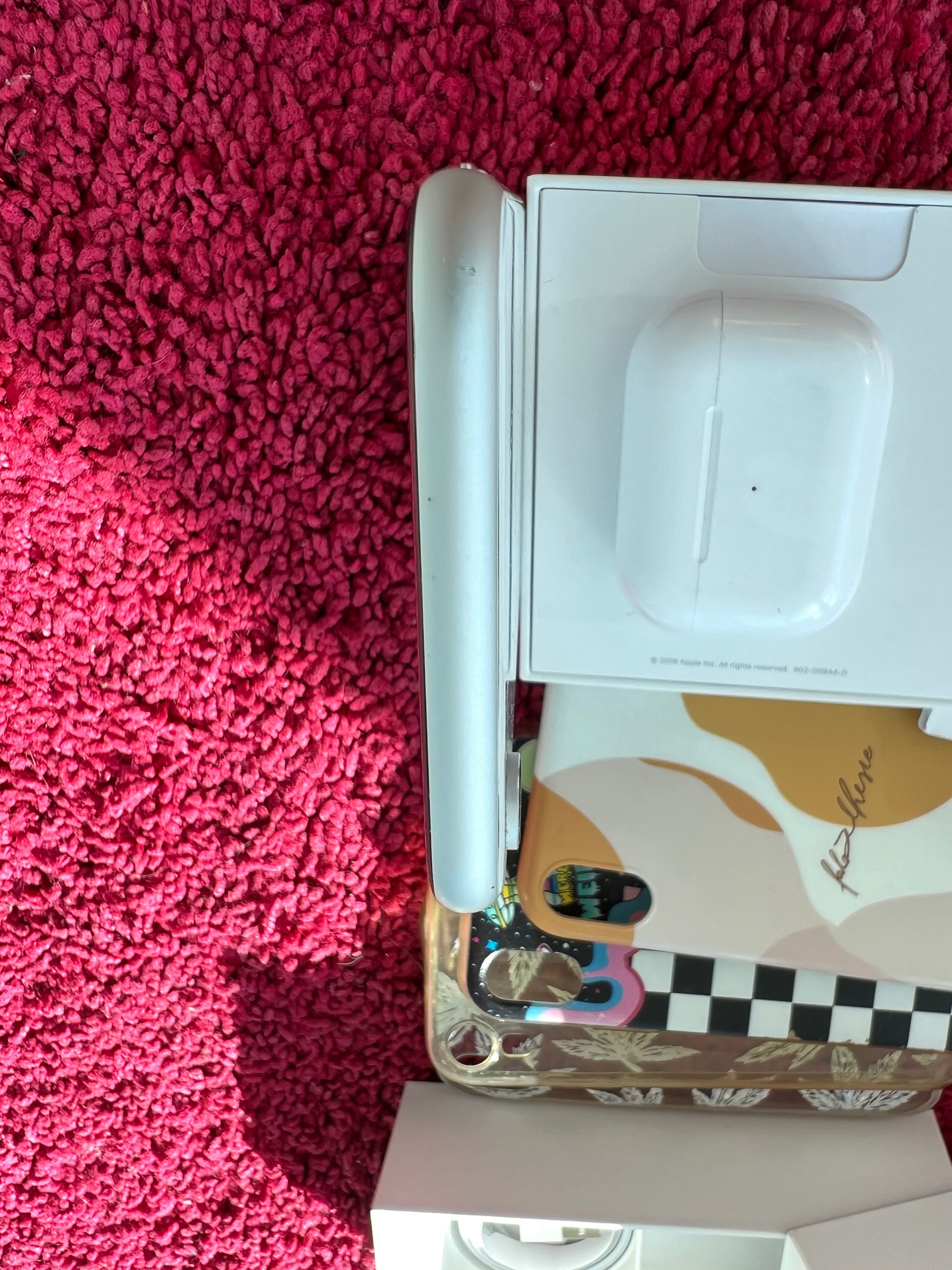 iPhone XR перфектно състояние, кейсови и Слушалките са бонус!!!