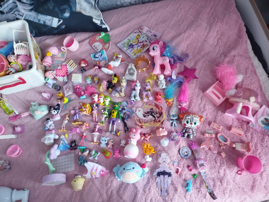 Фигурки и игрушки