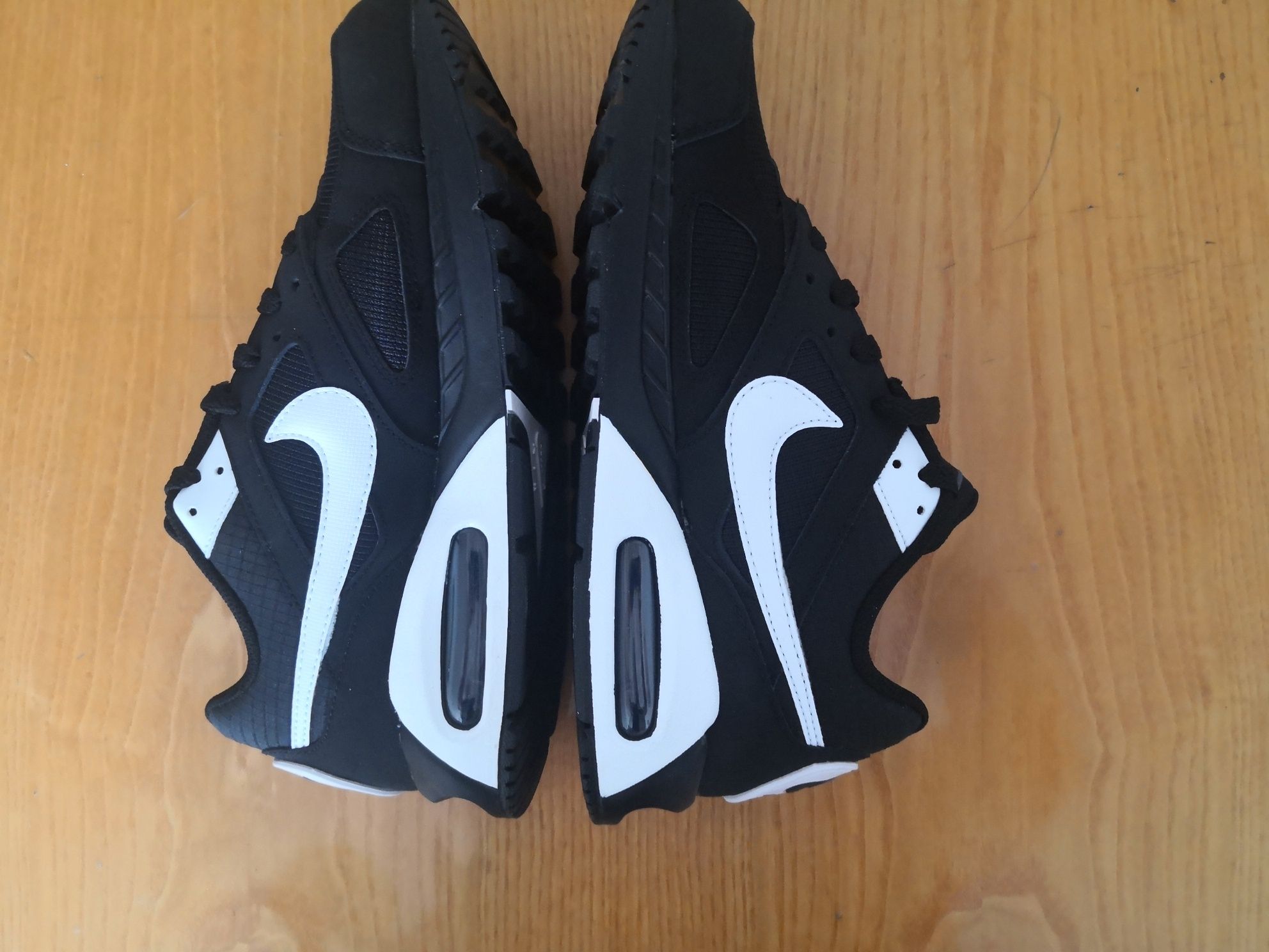 Два чифта AIR MAX 1.Nike Air MAX EXCEE n:41.  2. Nike Air Max Ivo n41.