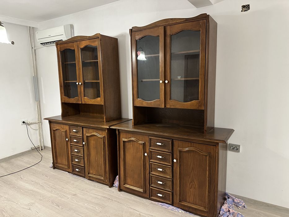 Ретро шкаф с витрина