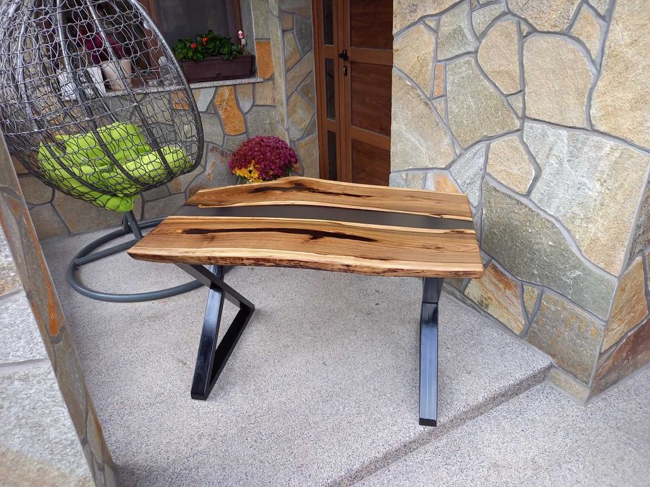 Масивна  маса от епоксидна смола и орех