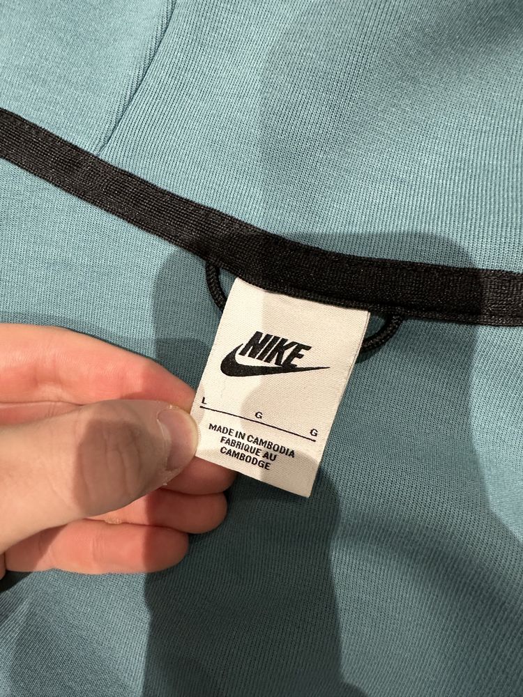 Nike tech fleece original purtat de cateva ori