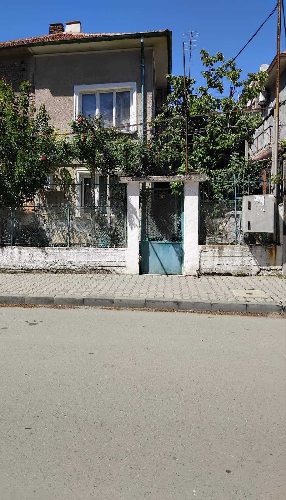 Продавам двуетажна къща близнак