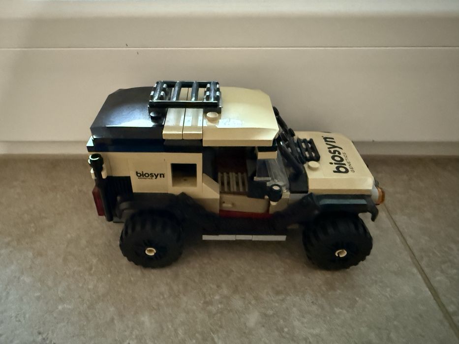 LEGO Jurassic World - o masina