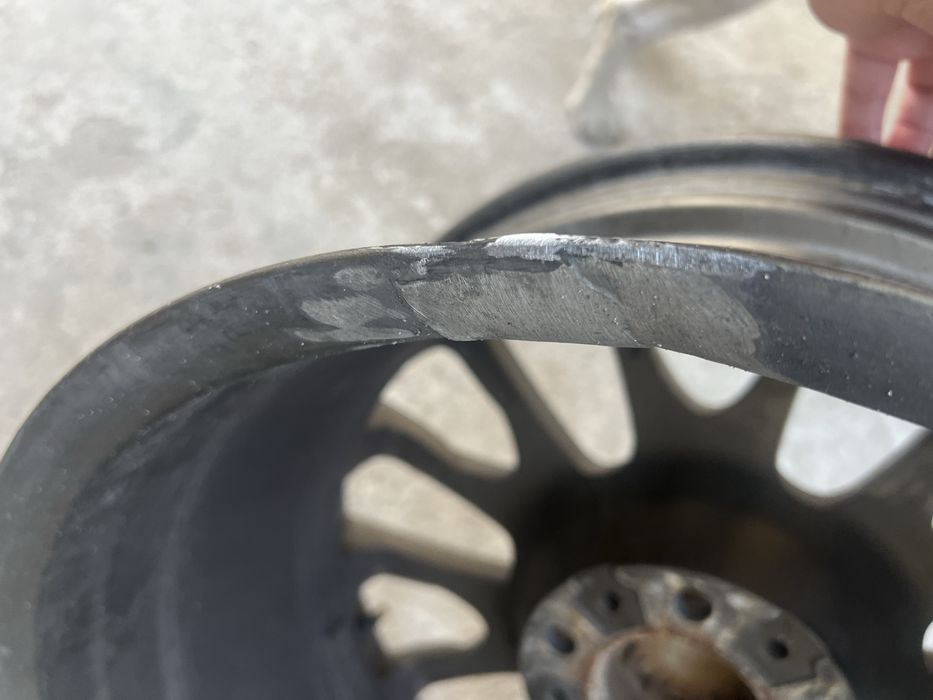 Set 4 jante, foarte bune, dar este problemă la una dintre jante.