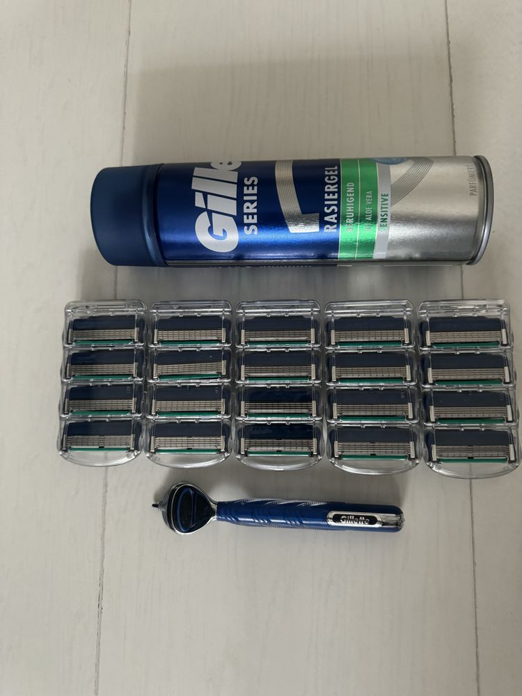 Set GILLETTE FUSION 5:aparat de ras+5 seturi lame+rasier gel