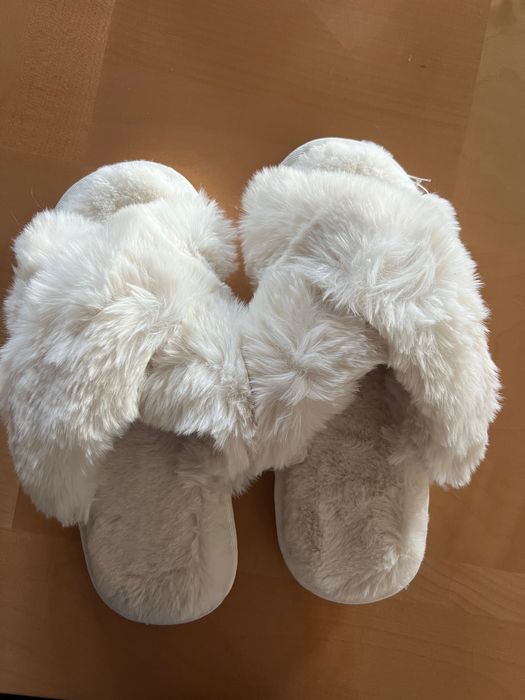 Papuci de casă pufoși, călduroși și foarte ușori