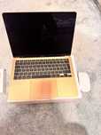 Vând Apple MacBook Air 13-inch cu procesor M1, în configurația: